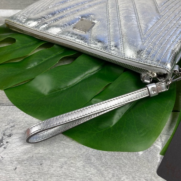 MCM wristlet zip pouch quilted metallic silver - Picture 5 of 8